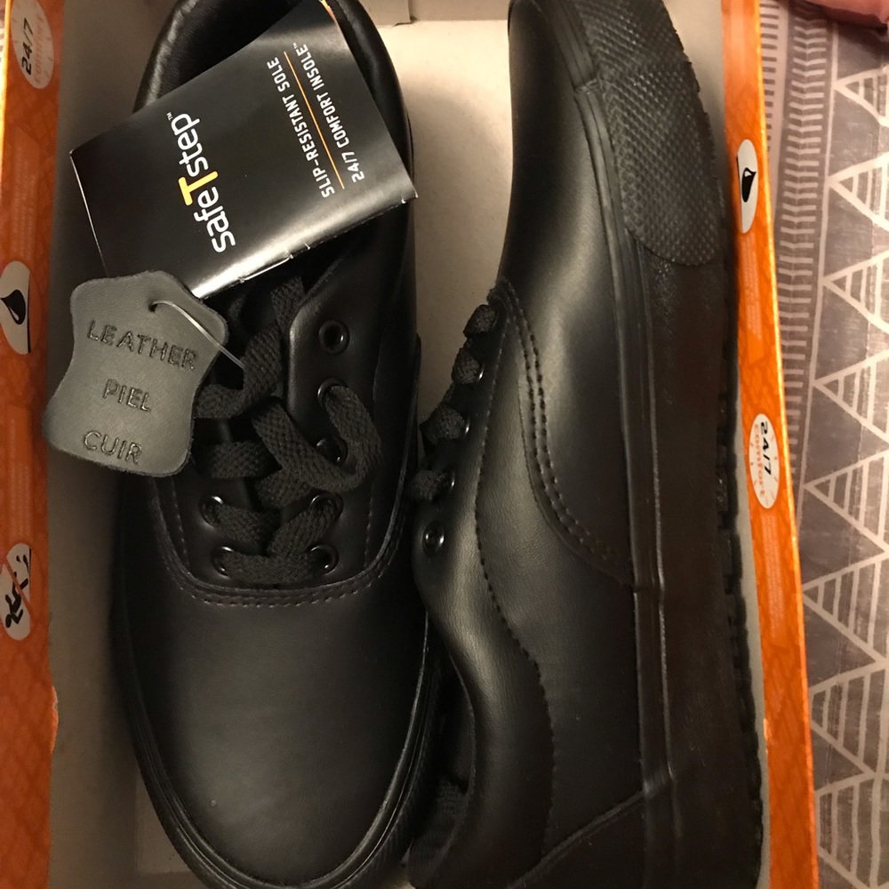 Size 7 nonslip shoes